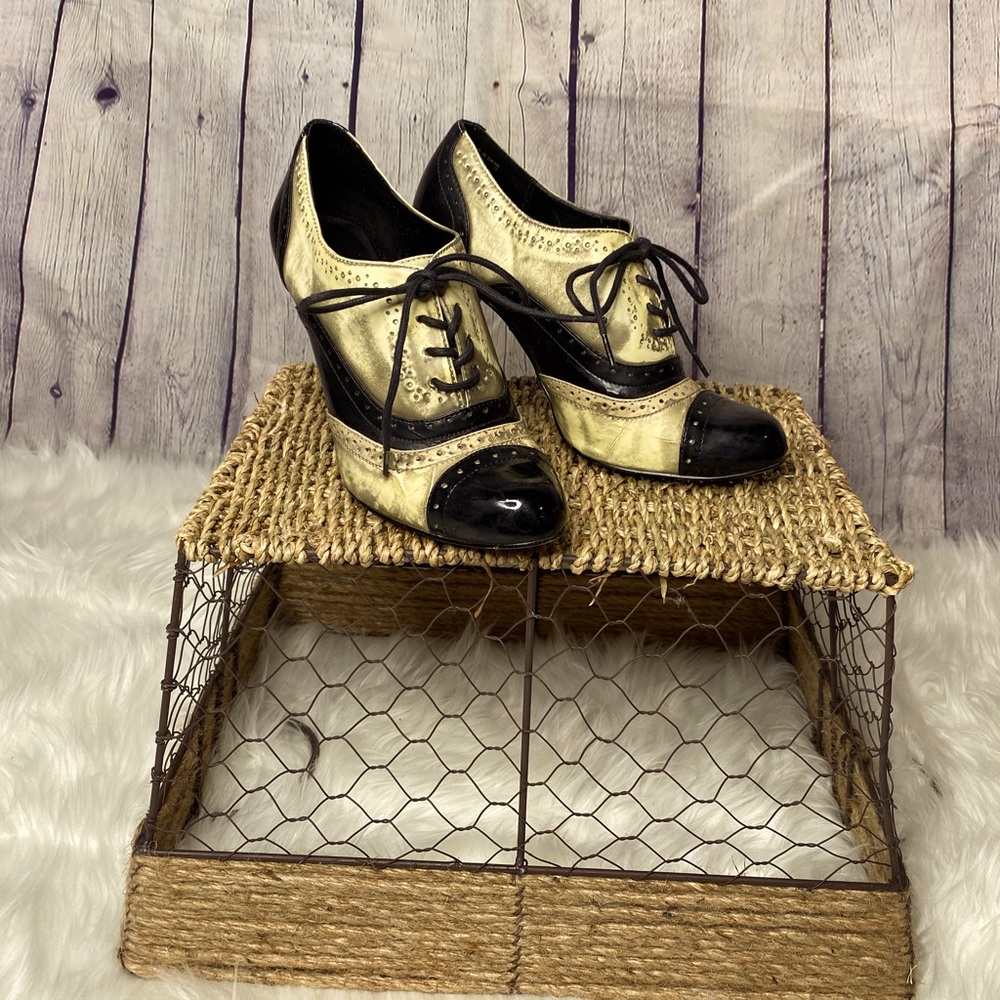 ⭐️ Sz. 39 (7.5-8) patent antique white/black booties⭐️